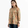 Printed ladies shirt in crepe fabric. Mandarin collar, bishop sleeved with adjustable cuff. High-low hem and button fastening at the front.