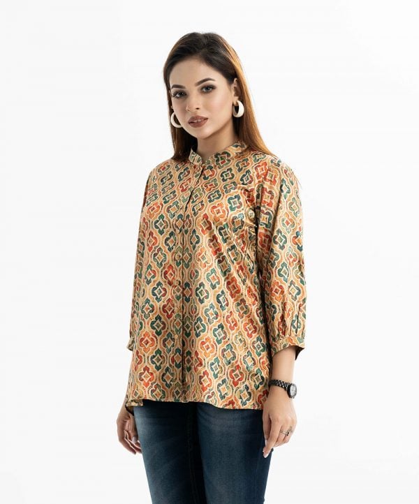 Printed ladies shirt in crepe fabric. Mandarin collar, bishop sleeved with adjustable cuff. High-low hem and button fastening at the front.