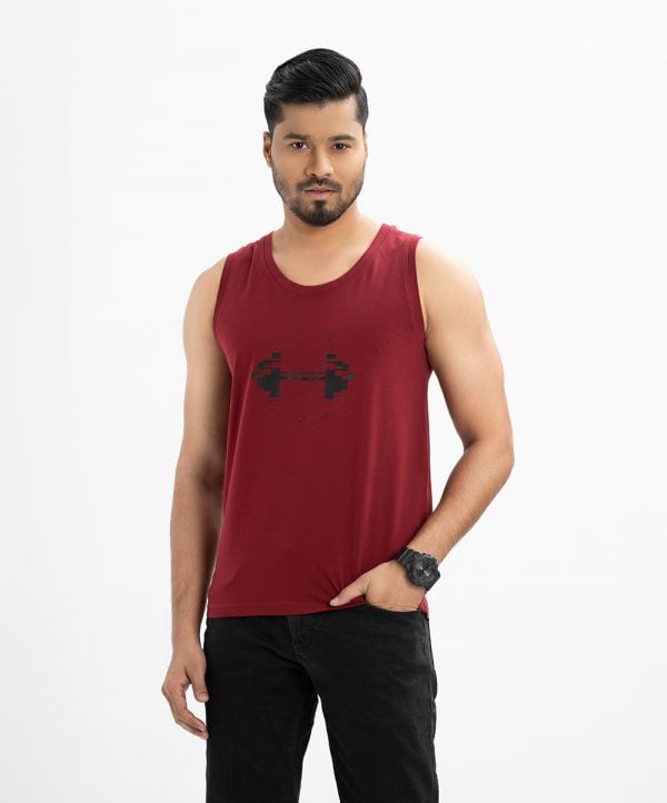 Men's slim fit gym vest in cotton single jersey fabric. Round neck, sleeveless. Print detail at front.