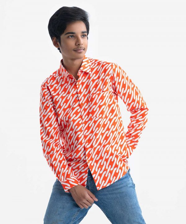 Teen boy printed long-sleeve shirt in cotton fabric.Classic collar, button fastening and a front pocket.