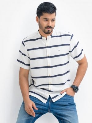 Men's short-sleeved casual shirt in cotton stripe fabric. Classic collar and button fastening at the front.