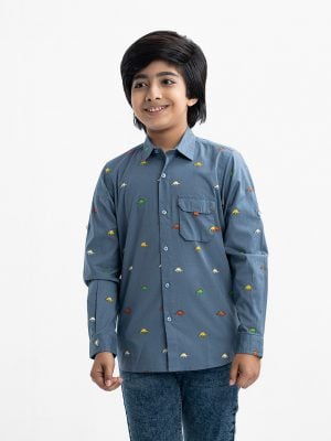 Kid boys printed long-sleeved shirt in cotton fabric. Classic collar, a chest pocket and button fastening at the front.