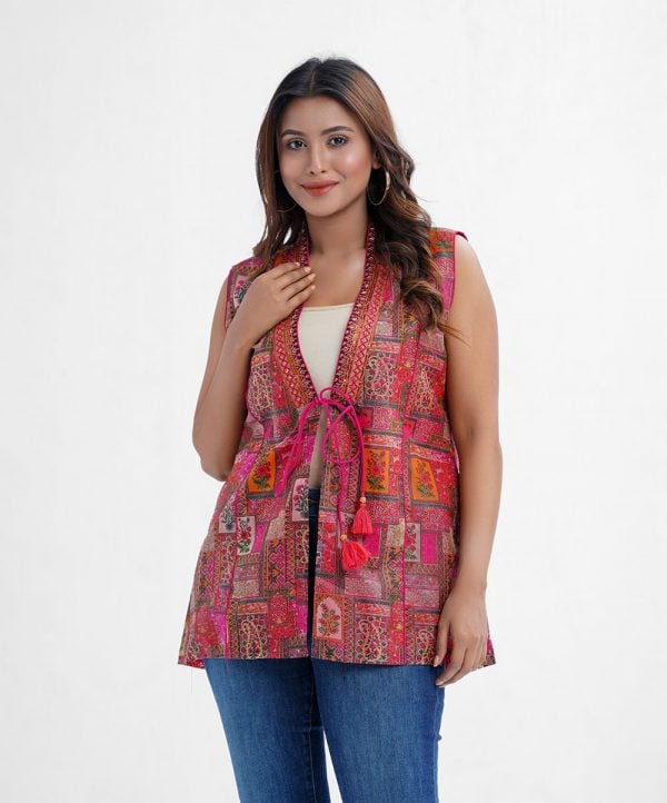 Women's koti in muslin fabric. High neck with tassel tie, short-sleeved. Karchupi at the neckline and two pockets at the front.