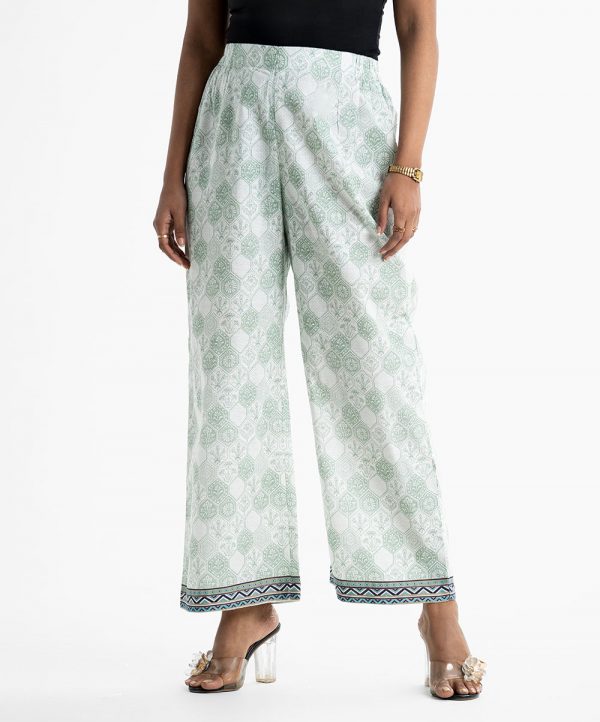 Women's all-over printed palazzo in cotton fabric. Concealed elasticated waistline.