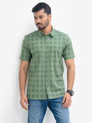 Men's printed short-sleeved casual shirt in cotton fabric. Classic collar, button fastening at the front and a side pocket.