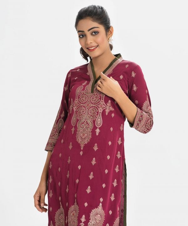 Printed A-line straight kameez in crepe fabric. V-neck, three-quarter sleeves and karchupi at the front.