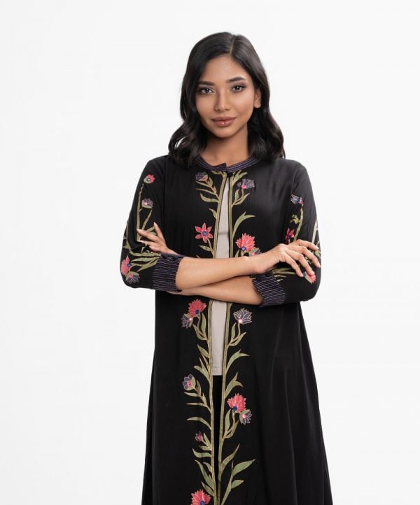 Women's long shrug in viscose fabric. Band neck tied with a button, and karchupi at front and three quarter sleeves.