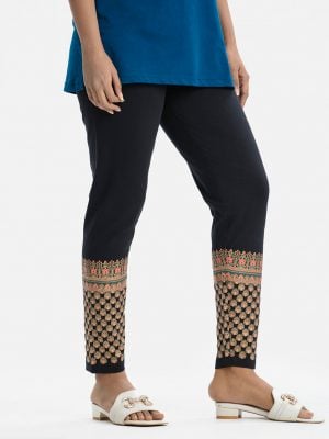 Women's leggings in stretchable cotton knit fabric. Concealed elasticated waistline and print at hemline.