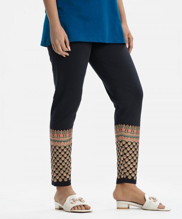 Women's leggings in stretchable cotton knit fabric. Concealed elasticated waistline and print at hemline.