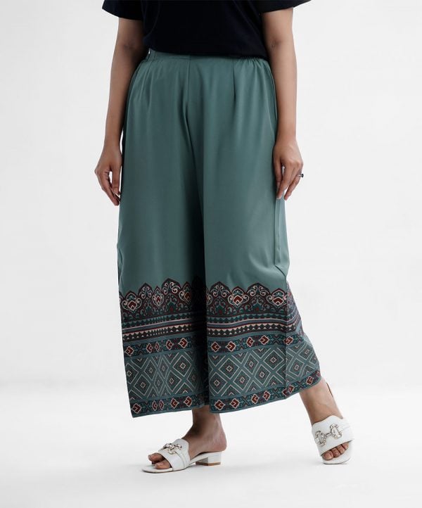 Women's palazzo in blended fabric. Concealed elasticated waistline and print at hemline.