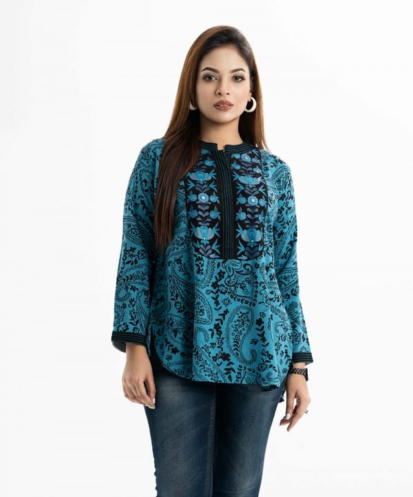 Printed short tunic in viscose fabric. Stand collar, full-sleeved. Line stitching at the front and collar. karchupi at the front.