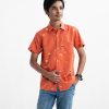 Teen boys printed short-sleeve shirt in cotton fabric. Classic collar, button fastening and a front pocket.