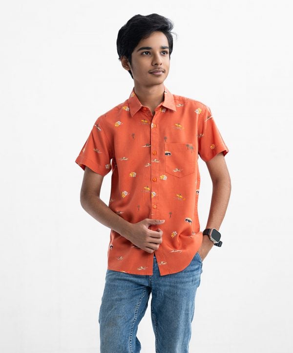 Teen boys printed short-sleeve shirt in cotton fabric. Classic collar, button fastening and a front pocket.