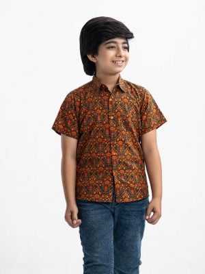 Kid boys short-sleeved casual shirt in printed cotton fabric. Classic collar, a chest pocket and button fastening at the front.