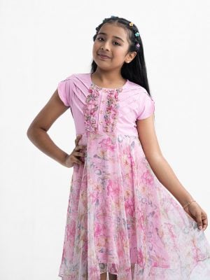 Kid girls elongated frock in georgette fabric. Sleeveless, round neck, frill-trims at the front and waistbelt.