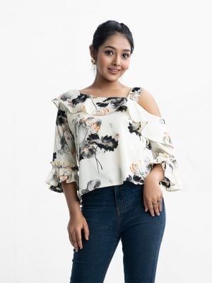 Teen girl's woven top in printed georgette fabric. Asymmetric neckline, lantern sleeves.