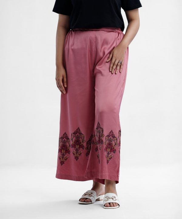 Women's palazzo in satin fabric. Concealed elasticated waistline and floral print at the hemline.
