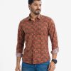 Men's long-sleeve casual shirt in cotton fabric. Classic collar, Button fastening at the front and adjustable cuff.