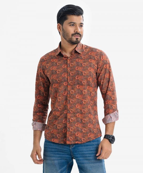 Men's long-sleeve casual shirt in cotton fabric. Classic collar, Button fastening at the front and adjustable cuff.