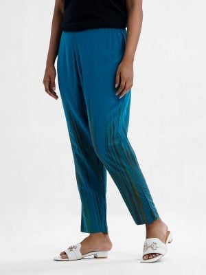 Women's pant pajamas in viscose fabric. Concealed elasticated waistline and print at leg hemline.
