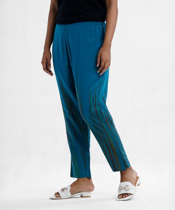 Women's pant pajamas in viscose fabric. Concealed elasticated waistline and print at leg hemline.