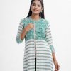 Women's printed long shrug in joom fabric. Stand collar, three-quarter sleeved. Karchupi and a button fastening at the front.