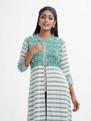 Women's printed long shrug in joom fabric. Stand collar, three-quarter sleeved. Karchupi and a button fastening at the front.