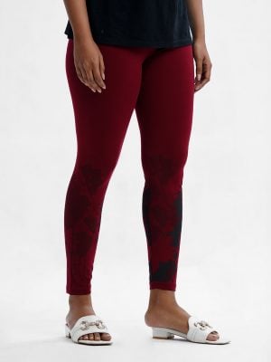 Women's leggings in cotton knit fabric. Concealed elasticated waistline and print at the hemline.