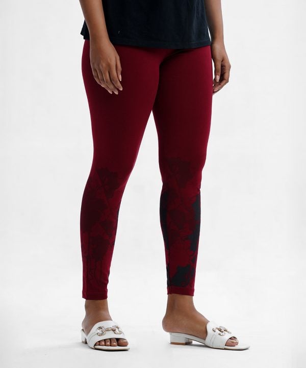 Women's leggings in cotton knit fabric. Concealed elasticated waistline and print at the hemline.