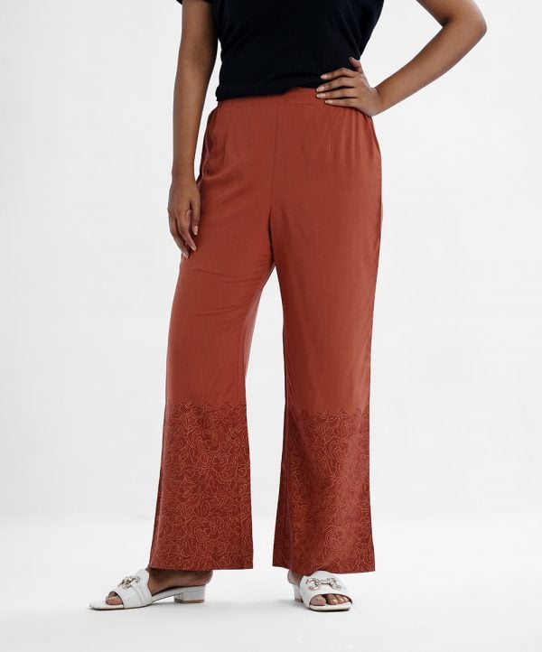 Women's palazzo in viscose fabric. Concealed elasticated waistline and print at the hemline.