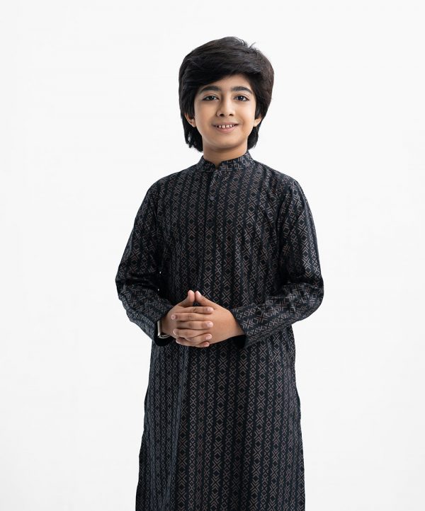 Kid boys panjabi in cotton fabric. Mandarin collar, full-sleeved. Inseam pockets and button fastening at the front.
