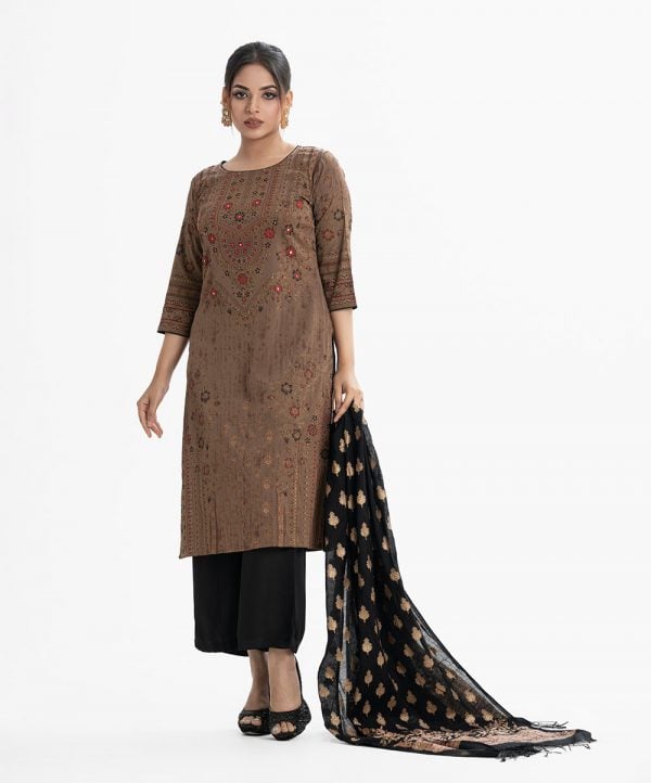 Women's straight salwar kameez in joom fabric. Round neck, three-quarter sleeved and karchupi at the front. Complemented with crepe palazzo pants and half-silk dupatta.