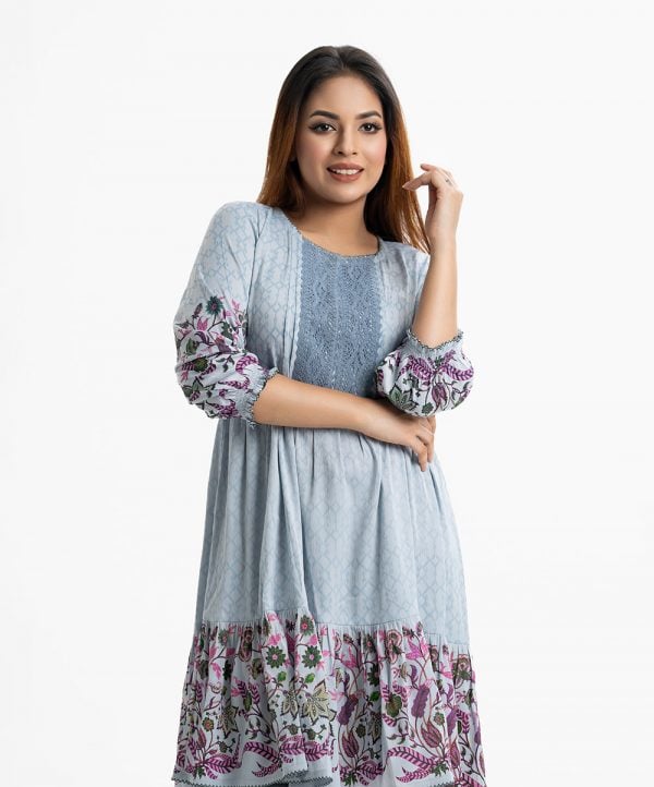 Women's frock style long tunic in joom fabric. Round neck and lantern sleeves. Lace attached at the front.