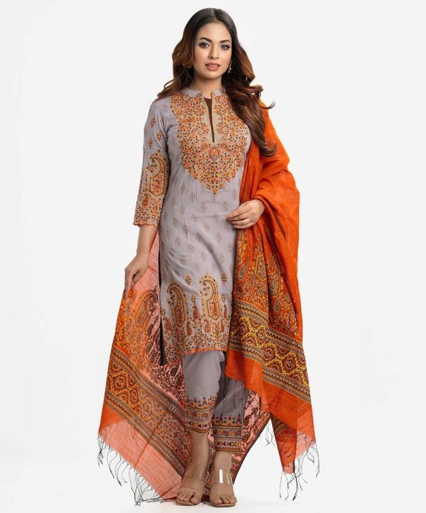 Women's printed straight kameez in viscose fabric. Stand collar, quarter-sleeved. Karchupi at the front. Half-silk dupatta with viscose culottes pant.