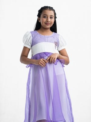Kid girls layered frock in crepe fabric. Round neck, puff-sleeves and karchupi at the front.