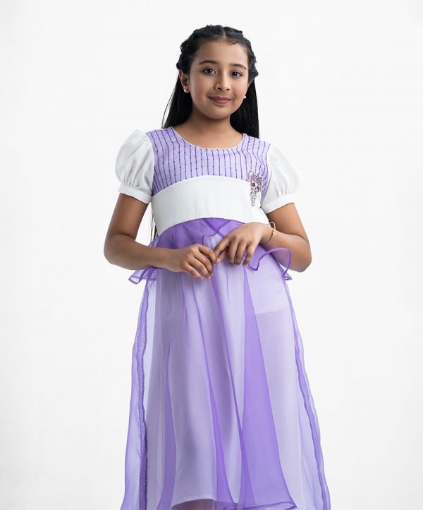 Kid girls layered frock in crepe fabric. Round neck, puff-sleeves and karchupi at the front.