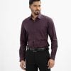 Men's long-sleeved formal shirt in cotton check fabric. Classic collar. A chest pocket with adjustable buttons at the cuffs.