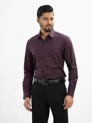 Men's long-sleeved formal shirt in cotton check fabric. Classic collar. A chest pocket with adjustable buttons at the cuffs.