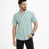 Men's short-sleeved stripe casual shirt in print cotton fabric. Cuban collar and button fastening at the front.