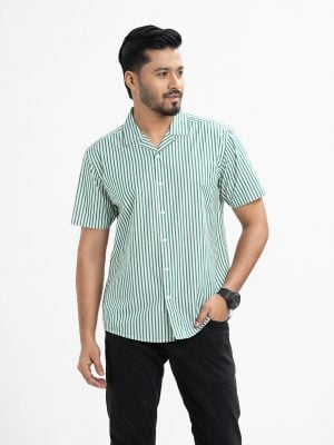 Men's short-sleeved stripe casual shirt in print cotton fabric. Cuban collar and button fastening at the front.