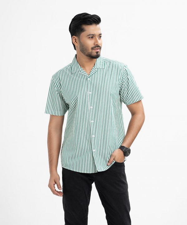 Men's short-sleeved stripe casual shirt in print cotton fabric. Cuban collar and button fastening at the front.