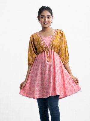 Printed A-line tunic in crepe fabric. KImono sleeves and V-cut neck with patch and embroidery work. Tassel tie attached at front.