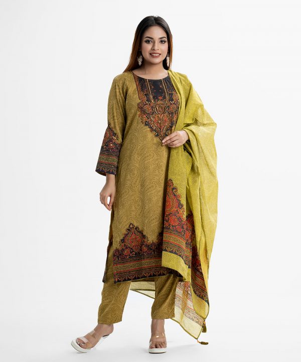Women's paisley printed salwar kameez in joom fabric. Stand collar, three-quarter sleeves and karchupi at the front of kameez. Half-silk dupatta with pant pajamas.