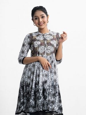 Teen girl printed A-line tunic in viscose fabric. Stand collar, three-quarter sleeved. Gathered at the waistline and embroidery at the front.