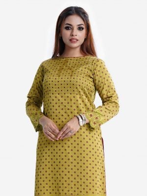 Printed straight kameez in crepe fabric. Boat neck, full-sleeved. karchupi at the front.