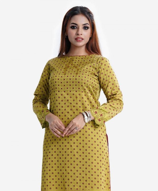 Printed straight kameez in crepe fabric. Boat neck, full-sleeved. karchupi at the front.