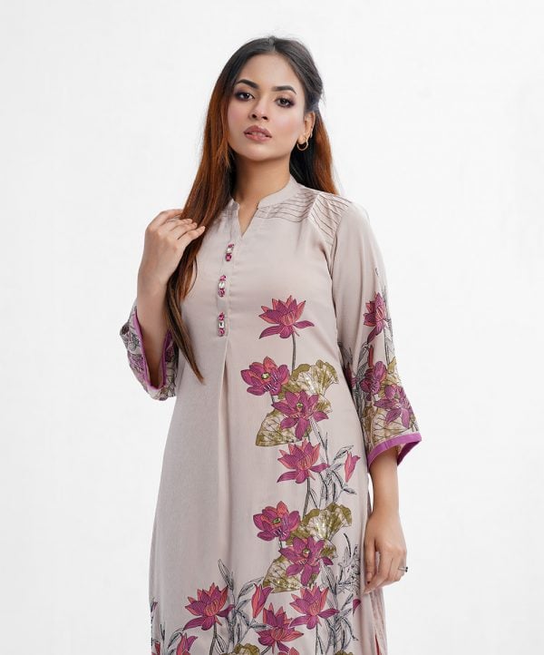 Women's straight kameez in joom fabric. Mandarin collar, three-quarter sleeved and karchupi at the front and hemline.