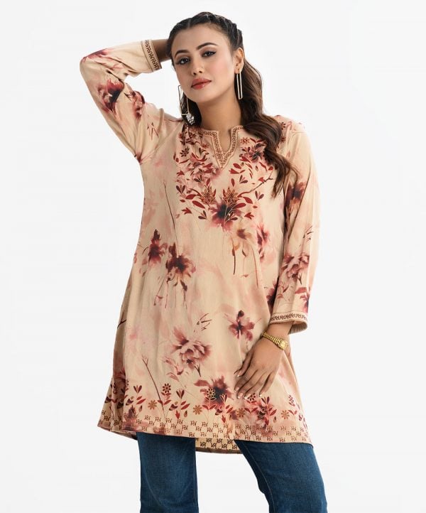 Printed A-line tunic in satin fabric. Round neck with v-cut, long-sleeved. Karchupi at the front.