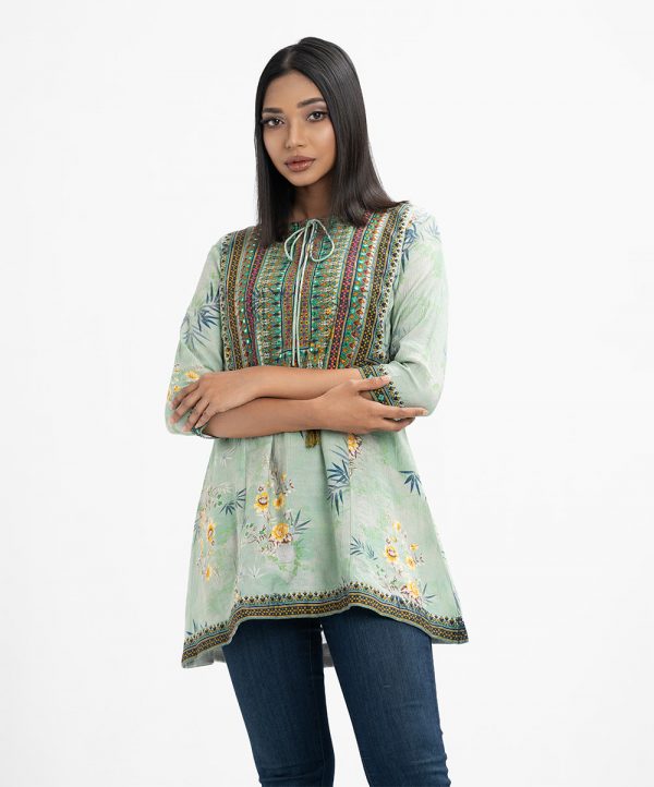 Printed A-line tunic in blended cotton fabric. Round neck with tassel tie, three-quarter sleeved and kachupi at the front.
