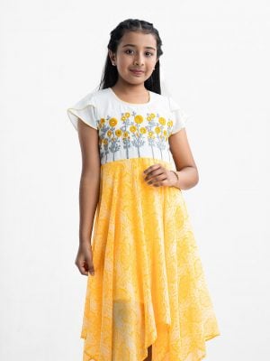 Kids girls yellow and white elongated style frock in georgette fabric. Round neck, short-sleeved. Embroidery and karchupi at the top front and waistbelt.